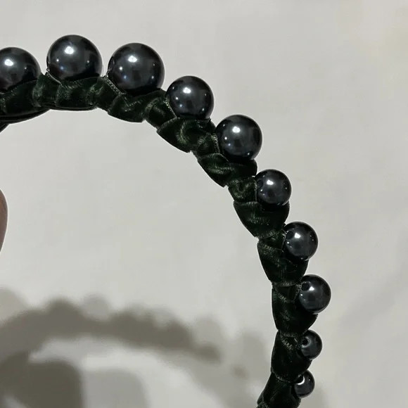 Lele Sadoughi Graduated Pearl Headband in Green Velvet  display picture 1